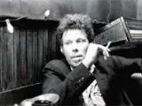 Tom Waits, en una de sus imágenes más representativas, con un pitillo en la mano.