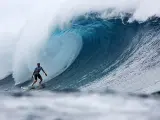 La hawaiana Keala Kennelly durante su primera ronda frente a la australiana Stephanie Gilmore y la actual campeona del mundo, la peruana Sofia Mulanovich, en la prueba profesional Roxy en Cloudbreak, en la isla de Tavarua, Fiyi. Kennelly surfeó las mayores olas y ganó la prueba, lo que la situó directamente en la tercera ronda.