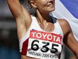 La rusa Ivanova celebrando su victoria en 20km marcha (Reuters)