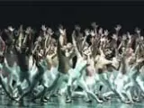 Una trentena de ballarins es mouen, en un escenari nu, al ritme de peces mítiques de Pink Floyd.