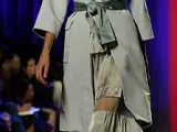 Conjunto de gabardina y vestido en seda y transparencias de Marc Jacobs.