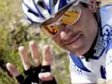 El corredor italiano del Fassa Bortolo, Alessandro Petacchi, saluda durante la última Vuelta ciclista a España (FOTO:Efe)