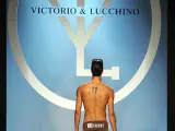 Para hombres de primera con vocación de ganadores. Un sugerente bañador no apto para todos los cuerpos de Victorio y Lucchino presentado en la Pasarela Gaudí de Barcelona.