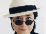 Yoko Ono reaviva la rivalidad entre los dos Beatles.