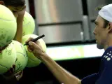Poder de la firma. El tenista croata Ivo Karlovic firma autógrafos a varios aficionados tras su victoria sobre el estadounidense Andy Roddick por 3-6,7-6 y 7-6, en el partido de la segunda ronda, el miércoles.