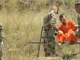 Un preso en Guantánamo, rodeado de soldados de EEUU (AP)