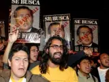 Peruanos reclaman la extradición de Fujimori ante la embajada de Chile (Reuters).