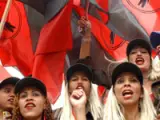 Un grupo de mujeres chavistas, caracterizadas como la líder del partido Unidos por Venezuela (UPV), Lina Ron. (EFE).