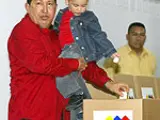 Chavez vota en las elecciones legislativas (Efe).