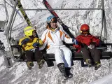 La Infanta Cristina, junto a dos de sus hijos, se traslada en el telesilla antes de esquiar, hoy, en la estación de esquí de Baqueira Beret (Lérida).