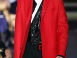 Un modelo compuesto de casaca roja con cuello de terciopelo, camisa con incrustaciones de pedrería para la colección masculina de otoño-invierno 2006-07.