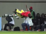 Ibrahima Bangoura, del equipo de Guinea, celebra el segundo gol a Sudáfrica en Alejandría, Egipto.