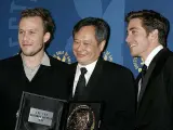 Ang Lee, nominado a mejor director, y los dos protagonistas de "Brookeback Mountain", Heath Ledger, nominado a mejor actor, y Jake Gyllenhaal, mejor actor secundario.