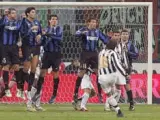 Del Piero transforma una falta en el segundo gol juventino (Foto: Efe)