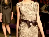 Modelos como este, en ligero crepe de seda, aportan a la colección un contrapunto de femenina elegancia.
