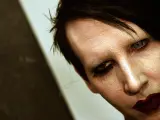 El músico estadounidense Marilyn Manson a su llegada al desfile de Moschino Cheap & Chic, que fue abierto por su novia.