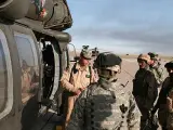 ¿Todo Claro? EEUU inicia la mayor ofensiva aérea en Irak desde el comienzo de la guerra. Momentos antes, soldados estadounidenses y del Ejército iraquí ultiman detalles en la base aérea. La ofensiva "Swarmer" contra los insurgentes cerca de Samarra está en marcha.
