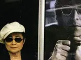 Yoko Ono ante un retrato de su difunto marido