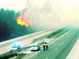 La autopista cortada ayer por el fuego.
