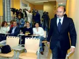 Rubalcaba hace su entrada en la sala de prensa (Foto: Efe)