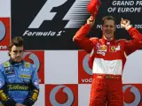 La seriedad de Alonso. Serio, circunspecto, a veces con la mirada perdida. Así se pudo ver a Fernando Alonso en el segundo escalón del podio tras el Gran Premio de San Marino. El campeón español tiene motivos para estar serio y preocupado: Ferrari amenazaba su trono.