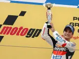 Pedrosa alza el trofeo en el circuito de Shanghai. Su primer triunfo en MotoGP.