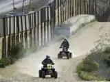 Unos agentes vigilan la valla fronteriza entre Tijuana y San Diego (Foto: Reuters)