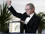 El director británico Ken Loach posa con la Palma de Oro después de ganar con su película "The Wind That Shakes The Barley" durante la ceremonia de clausura de la 59 edición del Festival de Cine de Cannes.