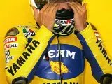 Valentino Rossi se lamenta en el box.