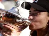Hingis besa la copa de campeona.(EFE/Ettore Ferrari)