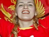 Una montenegrina festeja el resultado del referéndum. (Efe)