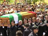 El féretro con los restos mortales de la cantante Rocío Jurado, portado a hombros por costaleros de la Virgen de Regla.