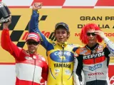 Sonrisas de campeón. Capirossi, Rossi y Hayden (de izquierda a derecha) celebran sobre el podio con júbilo sus tres primeros puestos en el GP de Italia.