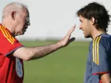 Luis Aragonés da instrucciones a Raúl en un entrenamiento