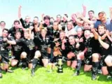 El equipo ganador celebra su cuarto trofeo de la Copa del Rey de Rugby.