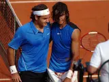 Roger Federer felicita a Nadal tras la victoria del mallorquín en la final de Roland Garros (Efe/Sergio Carmona)