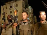 Militantes palestinos montan guardia en la sede del oficina del primer ministro en Ramala, Cisjordania. (Efe)