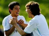 Saviola y Messi sonríen durante el entrenamiento. (Reuters)