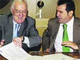 García de la Concha y Escolar, al firmar el acuerdo.