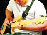 El bajista de los Arctic Monkeys, Andy Nicholson, en un concierto.