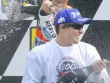 Pedrosa baña a Hayden en champán en el podio del circuito de Assen (Efe/Vincent Jannink)