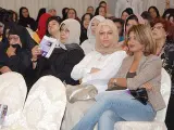 Un grupo de mujeres asisten durante un acto acerca de la elecciones parlamentarias, ayer en Kuwait. (EFE)
