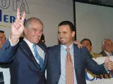 Ramón Calderón (i) y Pedja Mijatovic saludan tras conocer que habían ganado las elecciones.