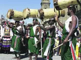 Los pastores de Burundi tocan tambores sobre sus cabezas.