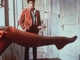 Dustin Hoffman miraba atónito una de las piernas más famosas del cine, la de Anne Bancroft en "El graduado".