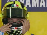 Rossi no lo ve claro. El piloto italiano no hizo un buen papel en los entrenamientos. ¿Le irá mejor en la crrera? (REUTERS/Arnd Wiegmann)