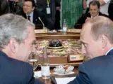 Putin charla con Bush durante una de las reuniones del G8 (Efe)