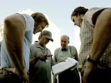 Spielberg dando instrucciones a varios de actores durante el rodaje de Munich.