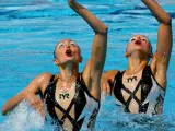 Fueras de serie. El dúo ruso de natación sincronizada formado por Anastasia Davydova y Anastassia Ermakova en un momento de su ejercicio de rutina libre. Las "Anastasias", campeonas de Europa y del Mundo, obtuvieron la primera posición en dicho ejercicio.