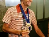 Paquillo Fernández muestra su medalla a su llegada a España. (Efe)